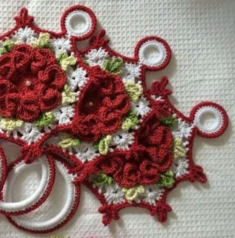 20 -Modelo de porta pano de prato de croch&ecirc; com guirlandas.