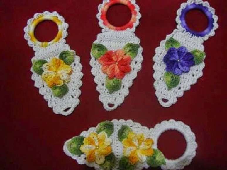 8 – Porta pano de prato de crochê com motivos florais.