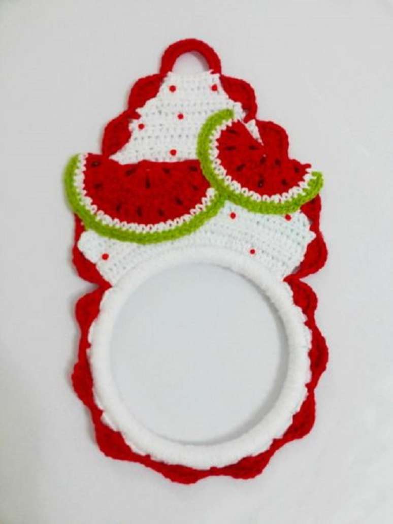 35- Porta pano de prato em crochê para cozinha com tema de melancia.