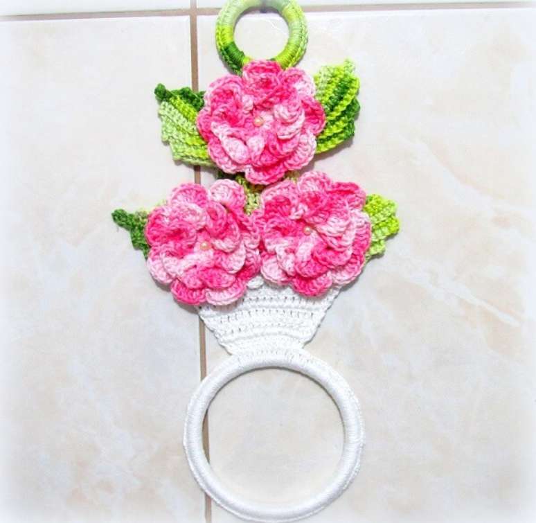 29 -Porta pano de prato em croch&ecirc; rosa com flores.