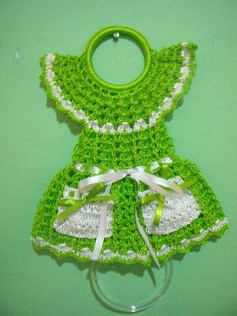 19 – Porta pano de prato de crochê com vestidinho verde.