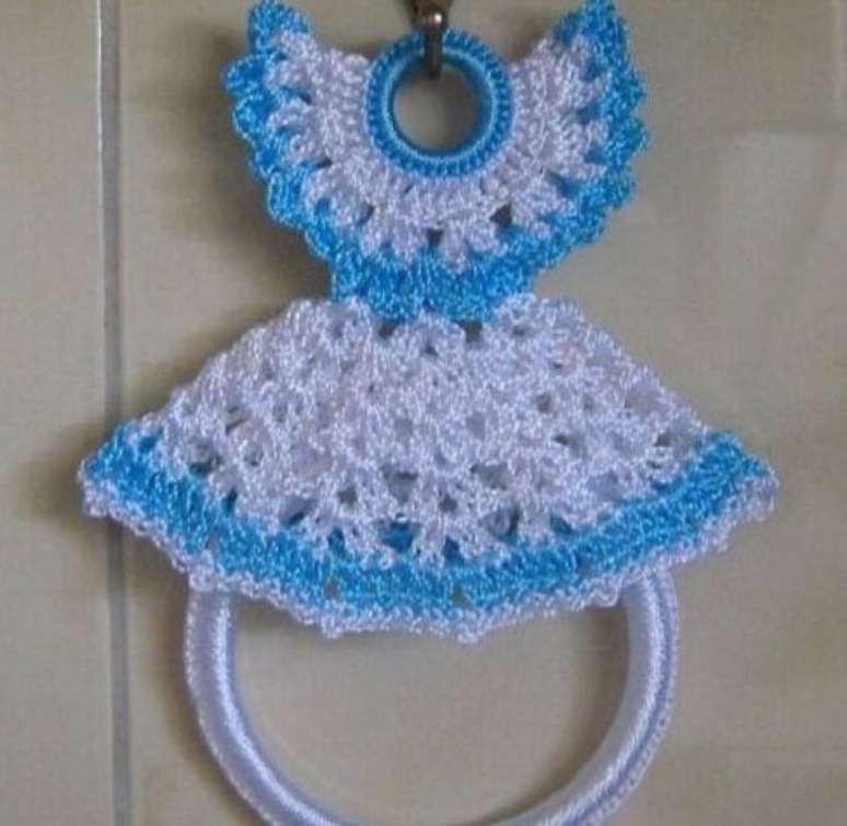 25- Porta pano de prato de crochê com vestidinho delicado em branco e azul.