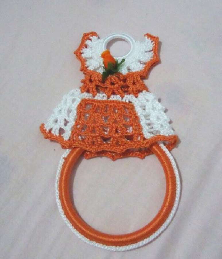 23- Porta pano de prato de crochê com vestidinho laranja e branco.