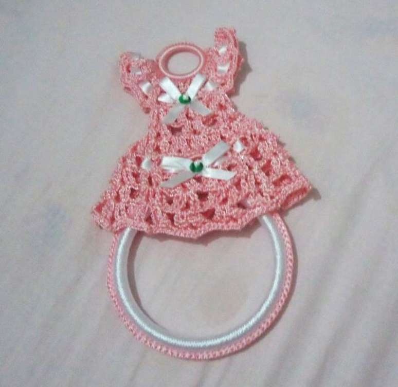 5 – Porta pano de prato de crochê com vestidinho rosa.