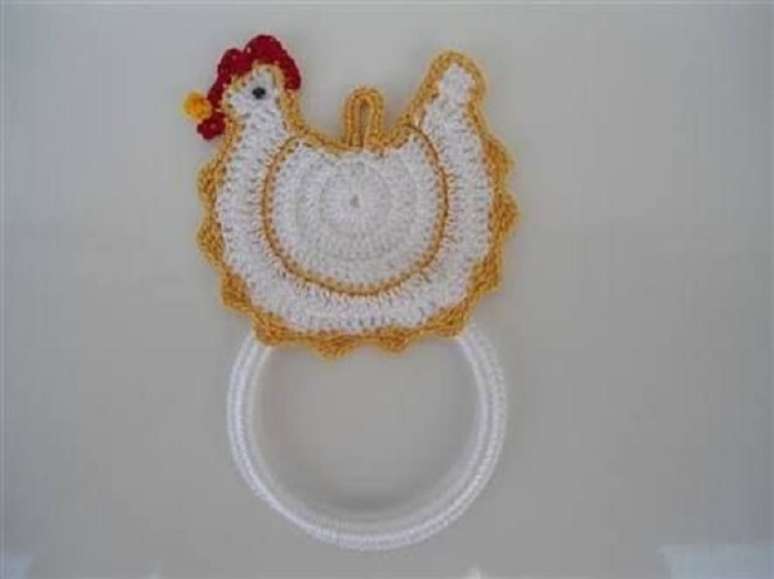 11 – Porta pano de prato de crochê com galinha em detalhe amarelo.