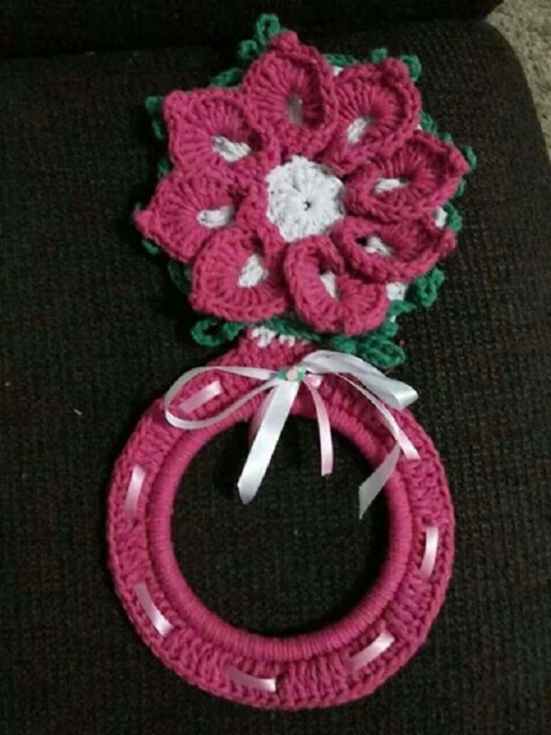 9 – Porta pano de prato de crochê com flor rosa.
