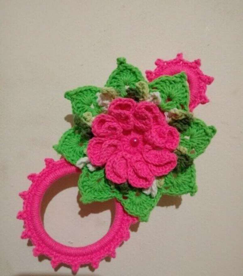 34 &ndash; Modelo de porta pano de prato em croch&ecirc; com flor delicada.