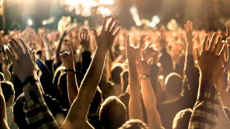 A lógica do comportamento de multidão impede os fãs de serem pisoteados em show de música