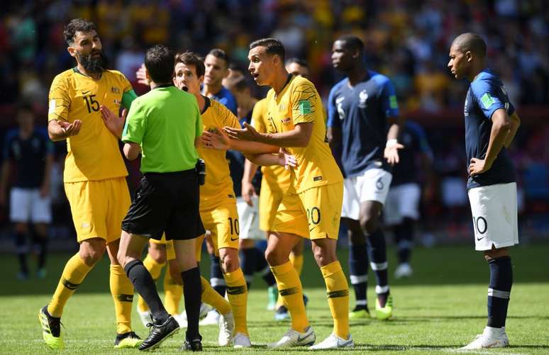 Os australianos protestaram contra o pênalti marcado pelo árbitro