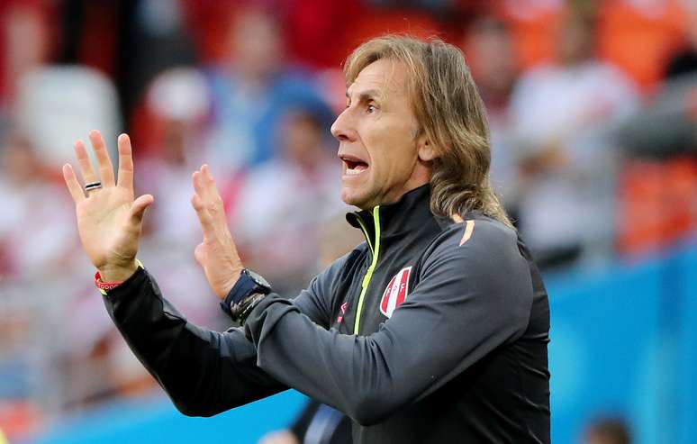 Técnico do Peru Gareca em partida contra Dinamarca
 16/6/2018    REUTERS/Marcos Brindicci