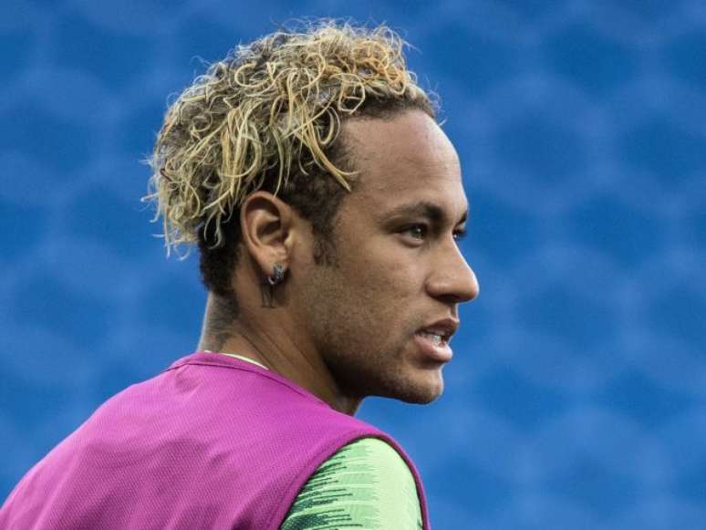 Cabelo loiro de Neymar, prestes a jogar com o Brasil na Copa do Mundo, gerou comentários na internet