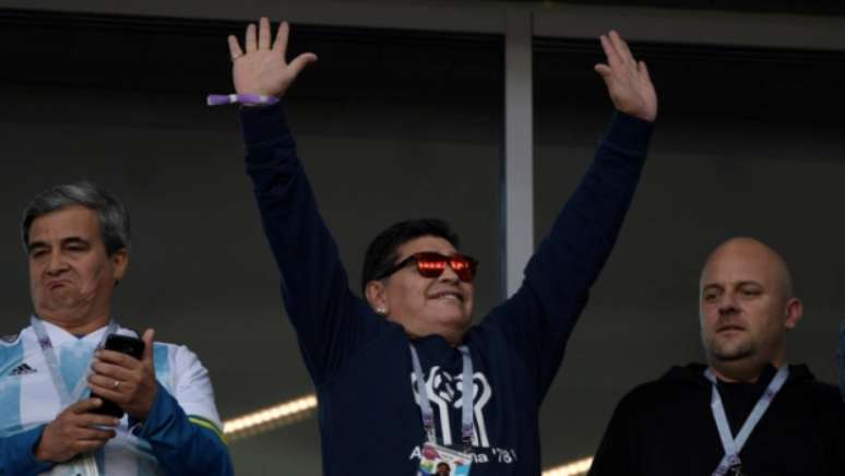 Maradona agradece à torcida argentina, que gritou seu nome no estádio (Foto: AFP/JUAN MABROMATA)