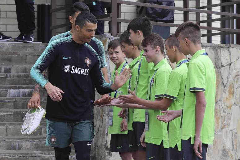 Cristiano Ronaldo fez somente exercícios físicos ao lado dos outros titulares da seleção portuguesa (FPF/Diogo Pinto)