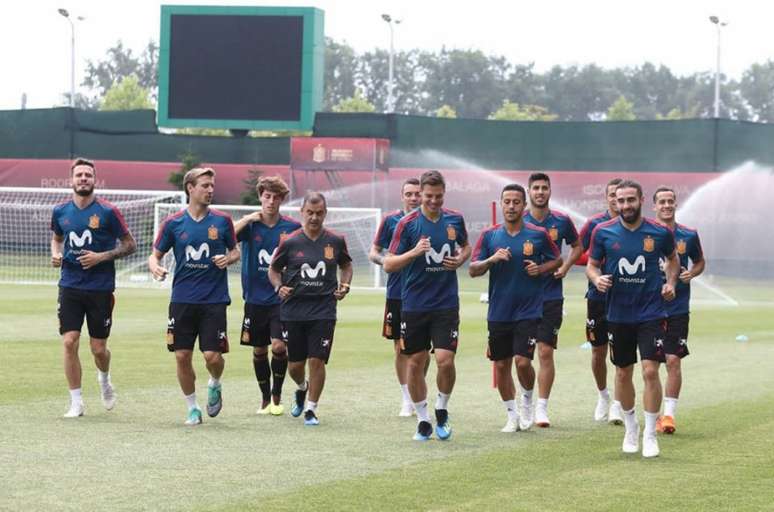 Seleção da Espanha treinou no dia seguinte ao empate diante de Portugal na estreia do time na Copa (Divulgação)