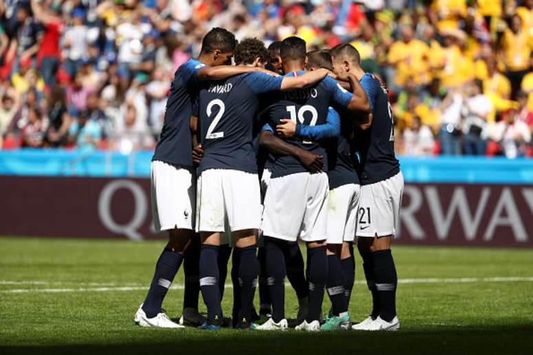 Jogadores franceses comemoram primeiro gol em pênalti marcado com auxílio da tecnologia de vídeo (VAR)