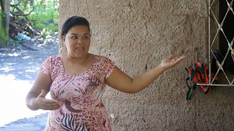 Paula Santos e sua família ainda não conseguiram receber a indenização pela desapropriação do terreno que pertencia a seus sogros perto da Arena Pernambuco, em Recife/ Crédito: Eduardo Amorim