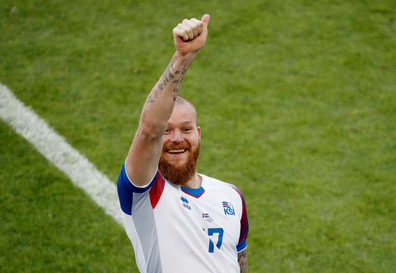 Meia da Islândia Aron Gunnarsson 16/06/2018  REUTERS/Christian Hartmann