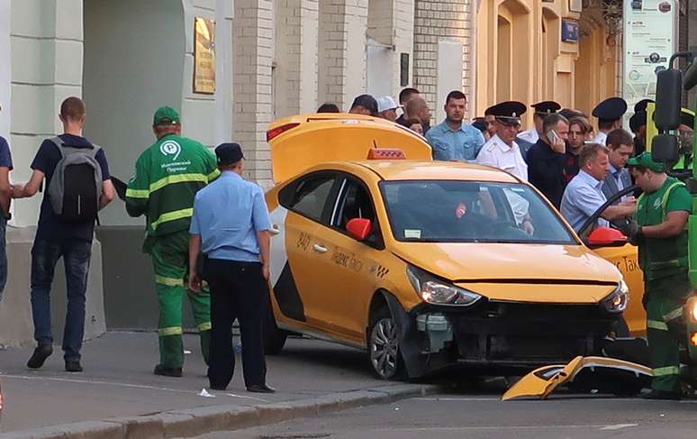 Taxi danificado após atropelar pessoas em uma calçada de Moscou 16/06/2018 REUTERS/Staff