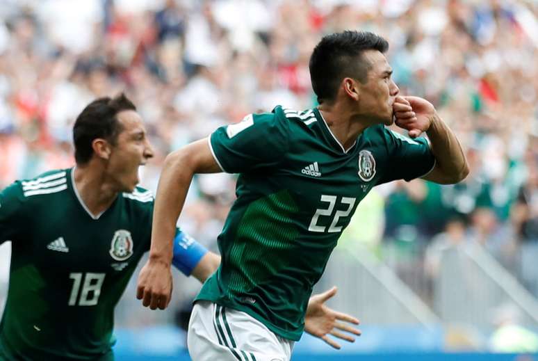 Lozano comemora o gol do México: 1 a 0