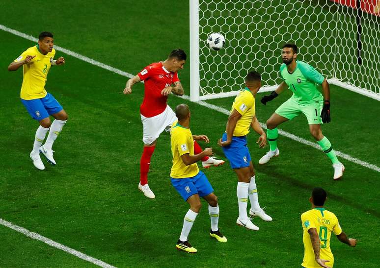 Zuber toca em Miranda e cabeceia para marcar o gol da Suíça no empate contra o Brasil
