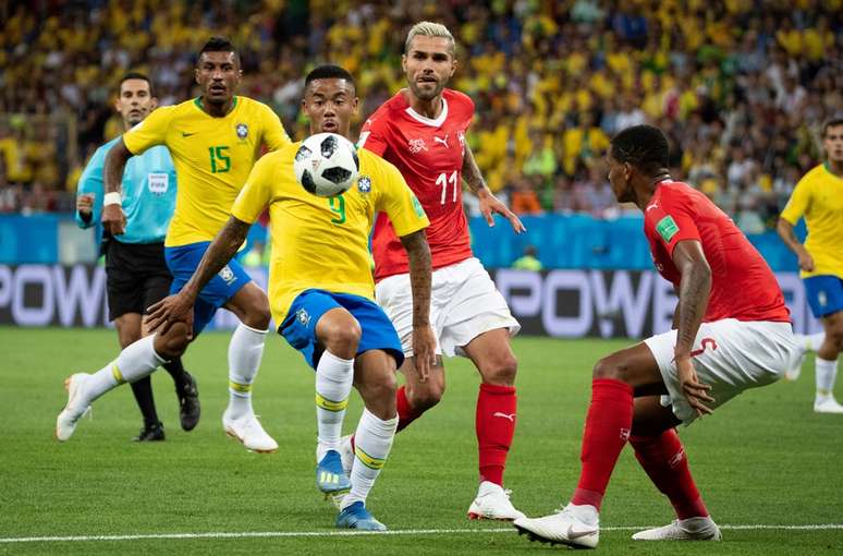 Gabriel Jesus dribla em Brasil x Suíça, na Copa do Mundo