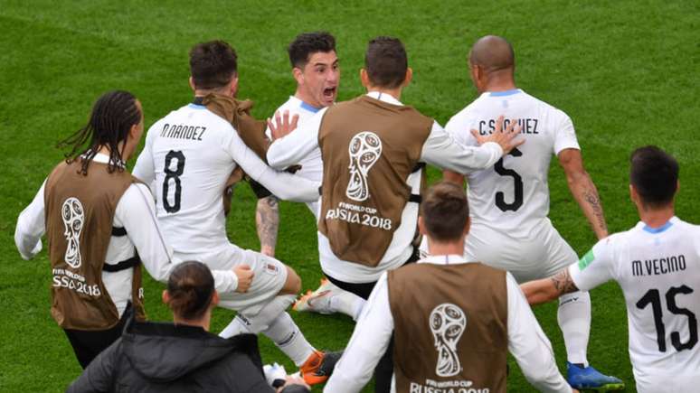 A Fifa advertiu o Uruguai por comemorar exageradamente o gol da vitória (Foto: AFP/HECTOR RETAMAL)