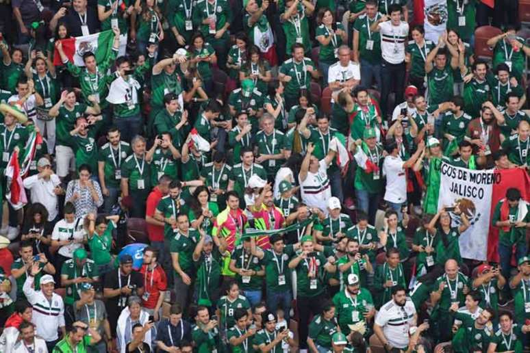 Torcida mexicana compareceu em bom número ao Estádio Lujniki (Foto: AFP)