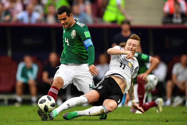 Rafa Márquez disputa bola durante duelo contra a Alemanha na estreia do México na Copa 2018