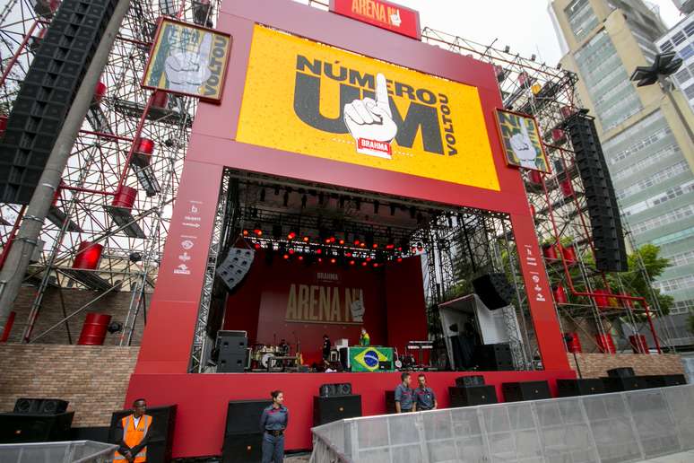 Palco montado no Vale do Anhangabaú, centro de São Paulo, com telões que exibirão os jogos da Copa do Mundo