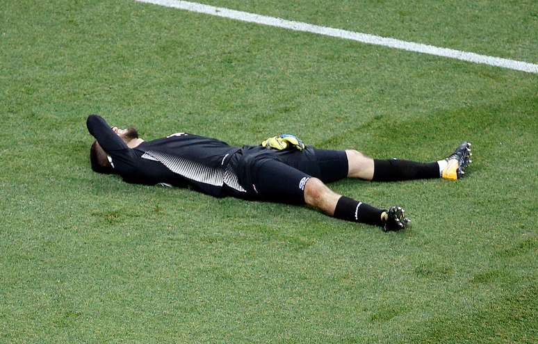 O goleiro da Tunísia Mouez Hassen teve que ser substituído no início do primeiro tempo