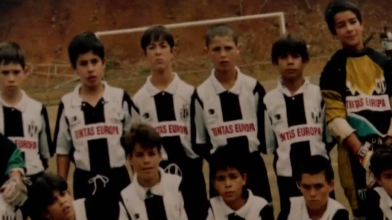 Ronaldo (em pé, terceiro da direita) foi contratado pelo Madeira aos 12 anos