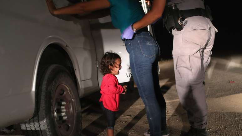 Imagens de crianças sendo separadas dos pais ao tentarem atravessar a fronteira do México com os EUA têm provocado indignação nas útlimas semanas