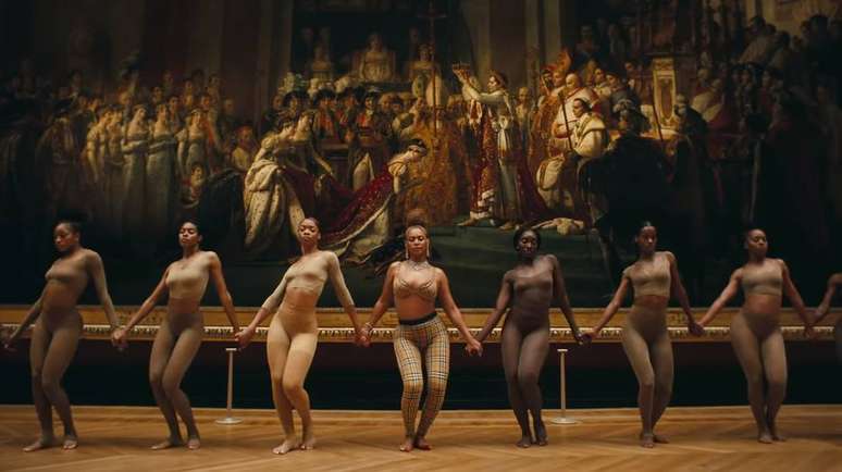 Beyoncé, de Burberry, ao centro de suas dançarinas