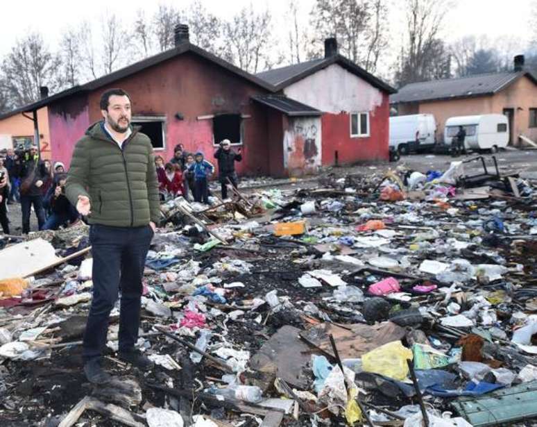 Matteo Salvini em visita a acampamento cigano em Turim, em 1º de fevereiro de 2018