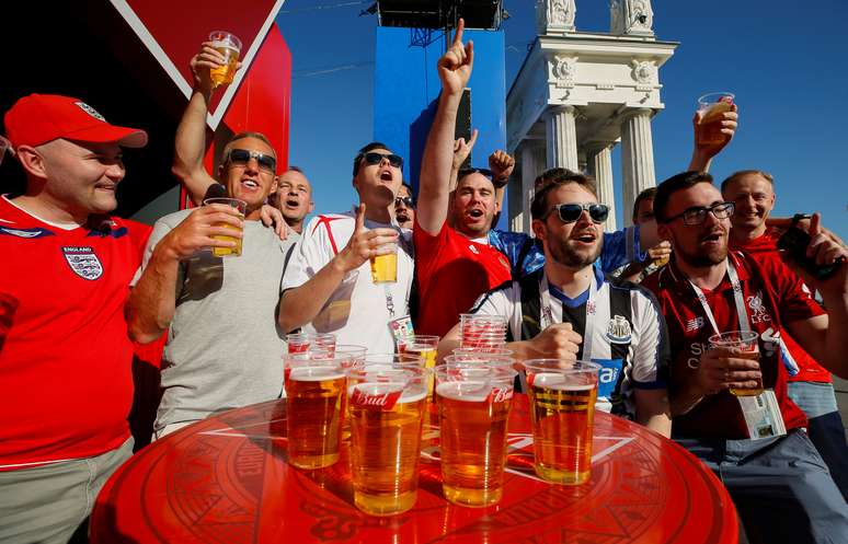 Torcedores ingleses se divertem em Fan Fest em Volgogrado, na véspera do jogo