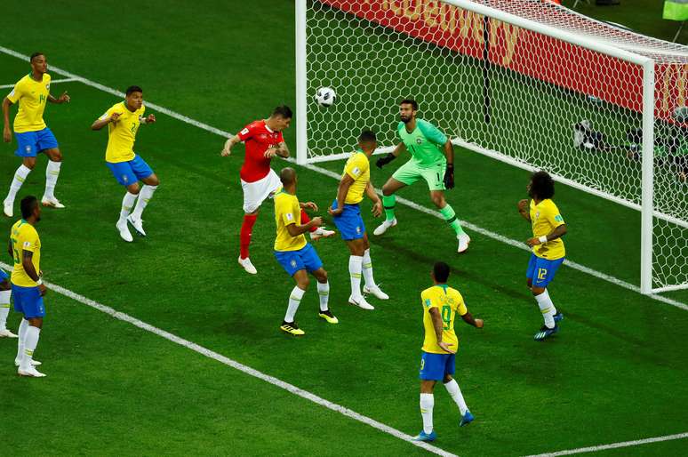 Zuber empurra Miranda e cabeceia para fazer o gol de empate da Suíça contra o Brasil