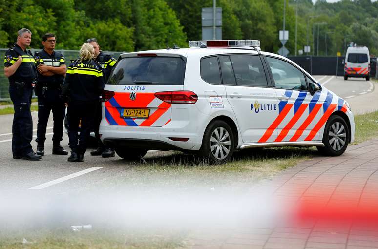 Policiais próximos do local de atropelamento em Landgraaf, na Holanda 18/06/2018 REUTERS/Thilo Schmuelgen