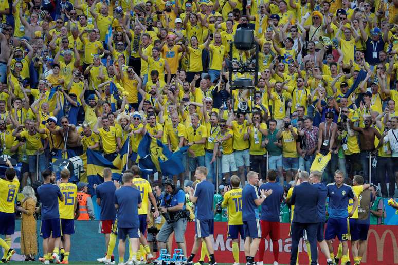 Jogadores da Suécia comemoram com a torcida vitória contra Coreia do Sul
18/06/2018
REUTERS/Carlos Barria