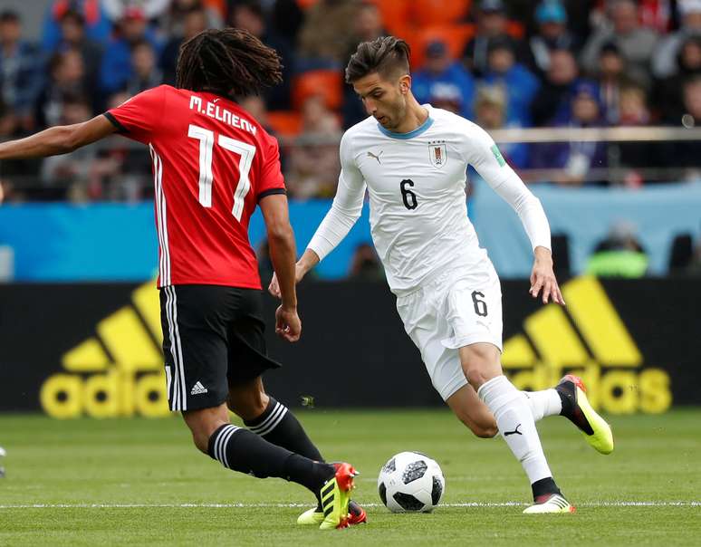 Rodrigo Bentancur (de branco), em lance do jogo do Uruguai contra o Egito
15/06/2018
REUTERS/Damir Sagolj