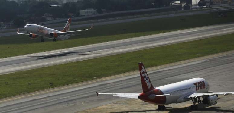 Aviões em trânsito no aeroporto de Congonhas, em São Paulo
17/01/2014
REUTERS/Nacho Doce