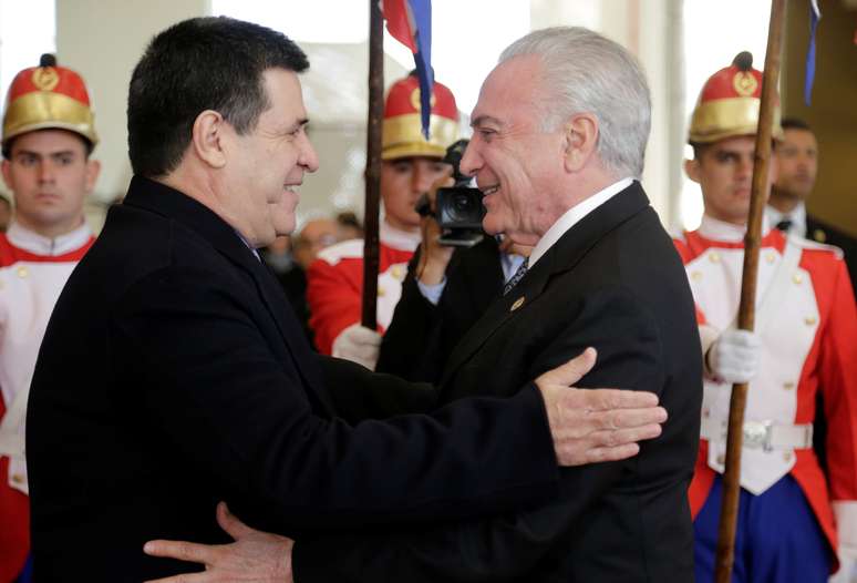 Presidente paraguaio, Horácio Cartes, recebe presidente Michel Temer para cúpula do Mercosul em Luque