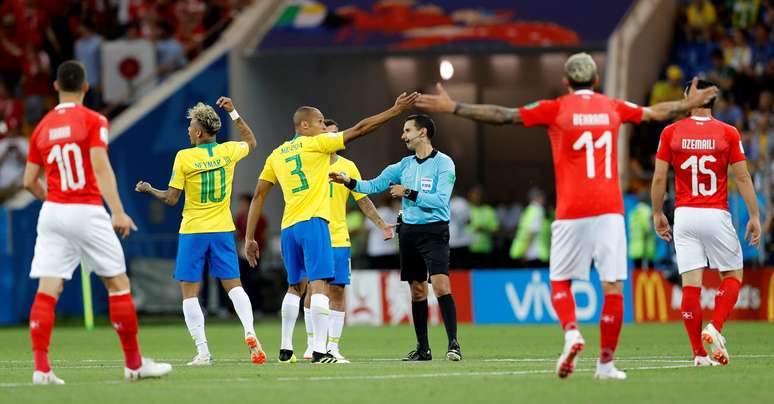 Brasileiros reclamam de gol da Suíça
 17/6/2018     REUTERS/Darren Staples 