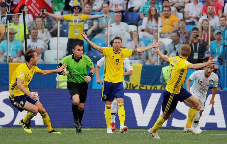 Jogadores suecos reclamam de pênalti não marcado pelo árbitro