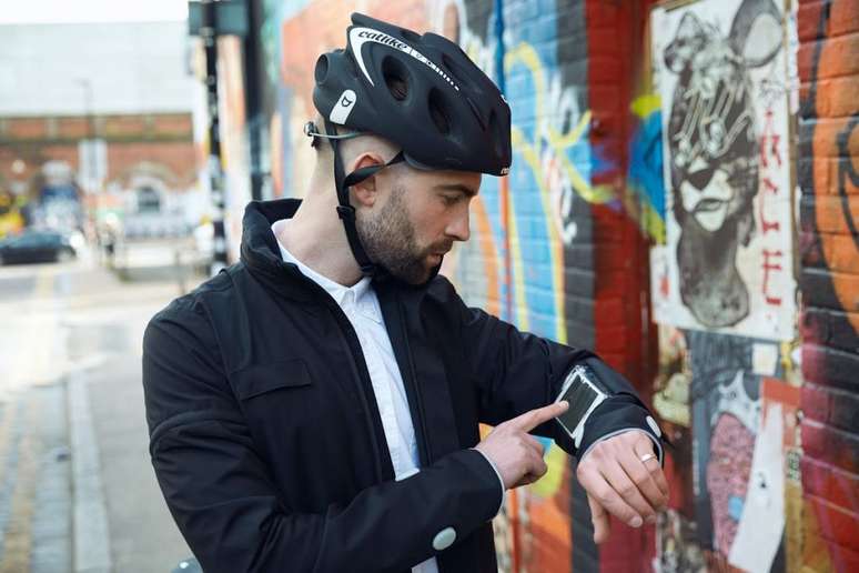 Smartphone fica posicionado na manga da jaqueta em uma capa transparente (Imagem: Divulgação)