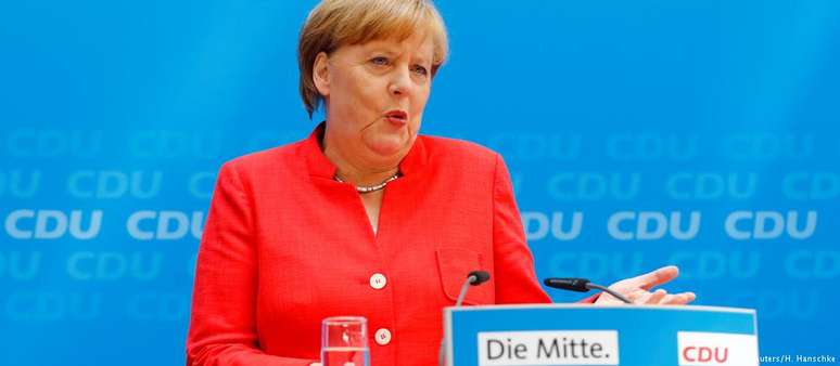 Merkel fala sobre crise da política de asilo em coletiva de imprensa em Berlim