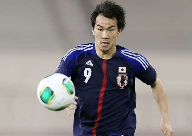 Um dos principais nomes da seleção japonesa, o atacante Okazaki está confirmado para o duelo contra a Colômbia (Foto: Karim Jaafar/AFP)