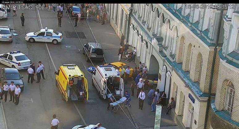 Oito pessoas ficaram feridas após táxi avançar sobre a calçada, no centro de Moscou (Foto: Reprodução/Twitter)