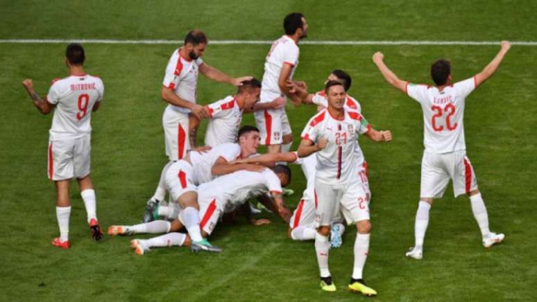 Kolarov marcou o único gol da partida em bela cobrança de falta (Foto: AFP/FABRICE COFFRINI)