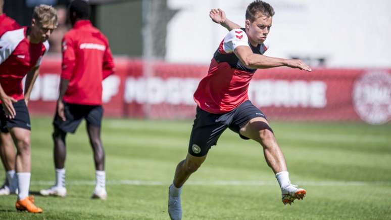 Jonas Knudsen, durante treinamento da Dinamarca (Foto: AFP)