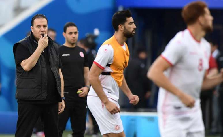 Nabil Maâloul passa instruções aos jogadores da Tunísia (Foto: Nicolas Asfouri / AFP)